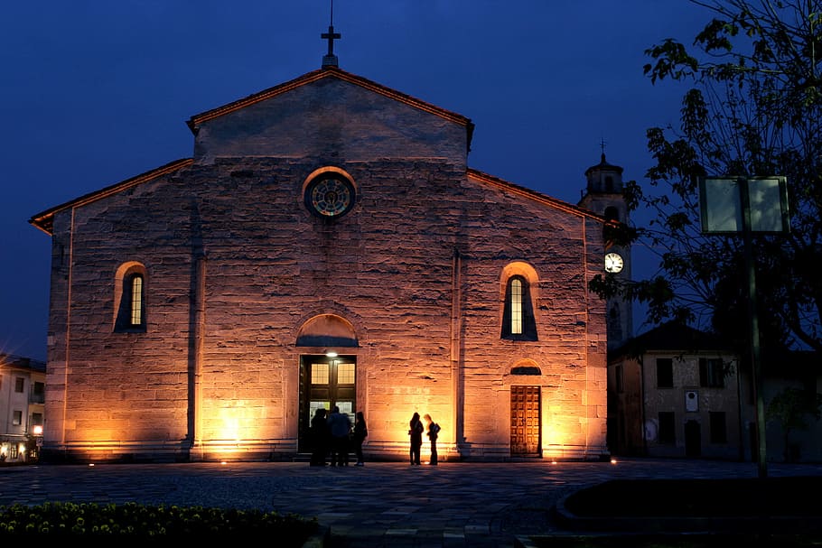 Vista nocturna, Italia Lombardía, Brebbia, antiguo, iglesia, arquitectura, católica, cruz, Europa, fachada