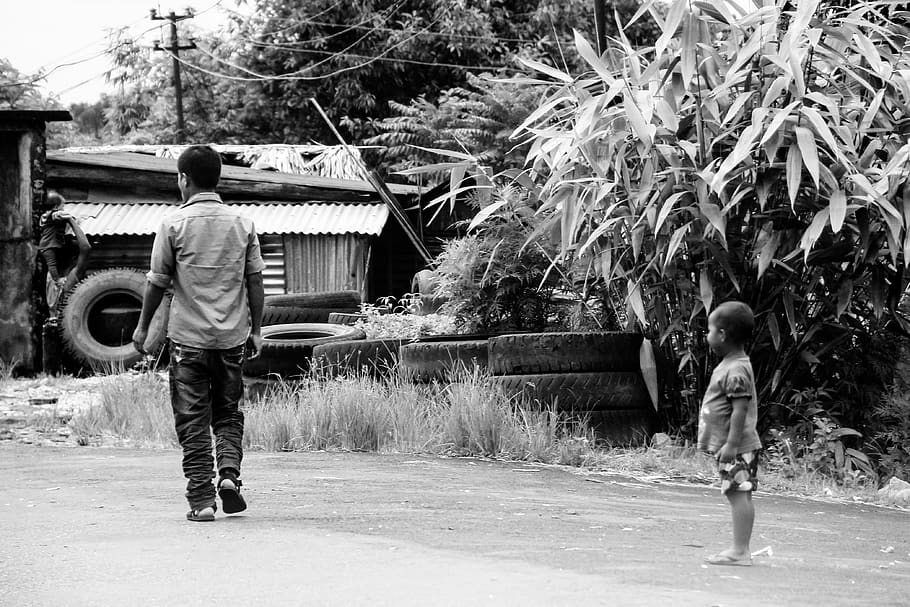 Дорогой детства. Детство человечества. Poor child Running away. Фото бедных молодых ребят США. Poor child Running from back.