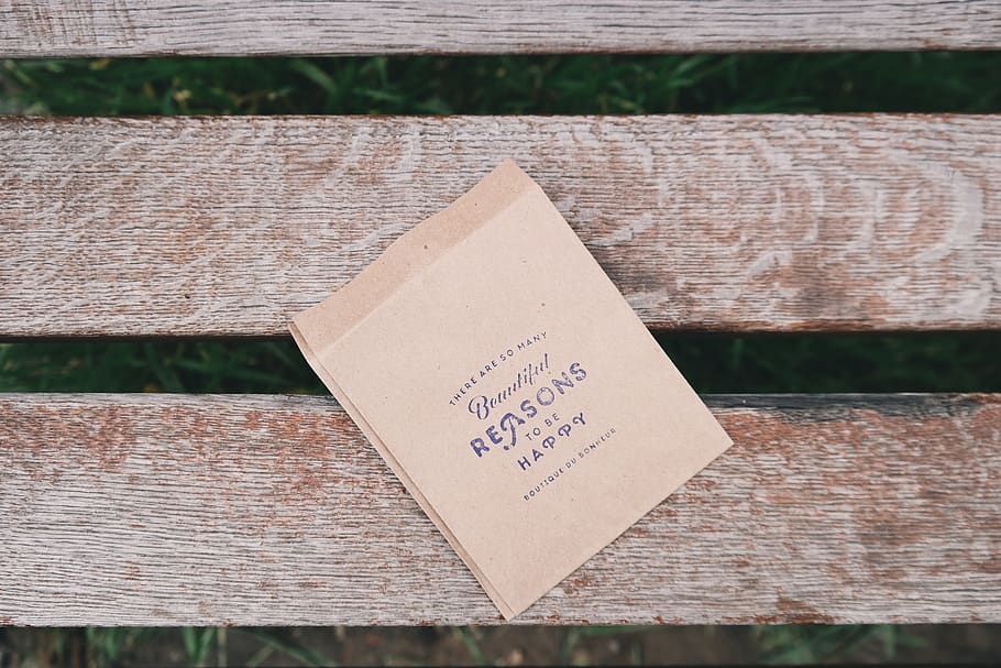 banco, fondo de madera, feliz, bolsa de papel, nota, al aire libre, felicidad, sonrisa, mensaje, motivación
