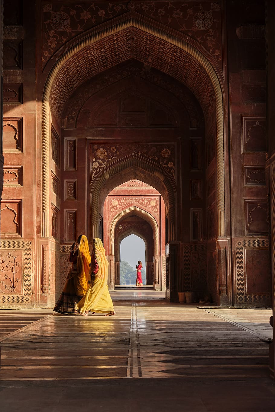 agra, kau ban mosque, morning, woman, people, dresses, colors, light, walking, india