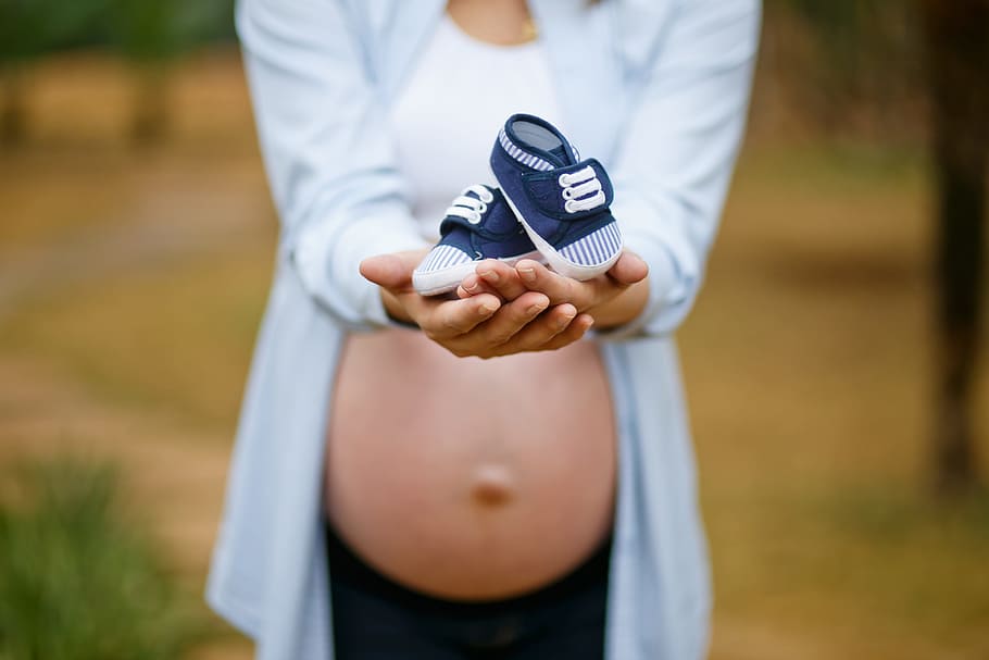 hamil, wanita, +, sepatu, orang, kehamilan, satu orang, bagian tengah tubuh, memegang, fokus pada latar depan