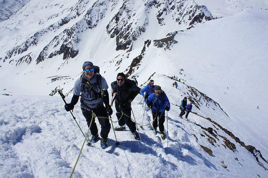 aumento, cumbre, montaña, montañismo, esquí de travesía, éxito, comunidad, grupo, escalada, empinada
