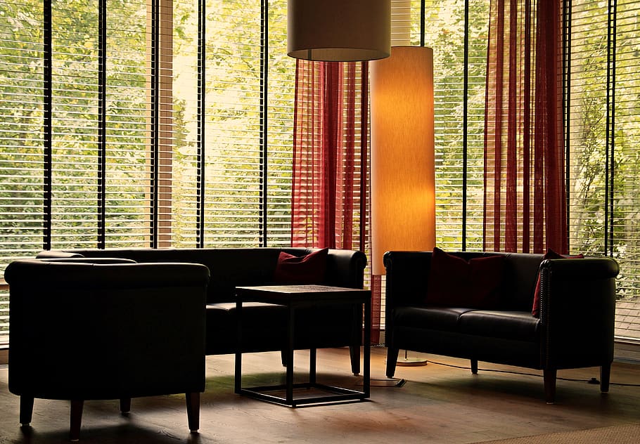 lobi, lounge, kursi, lampu, kesan, jendela, tirai Venesia, pohon, suasana, modern
