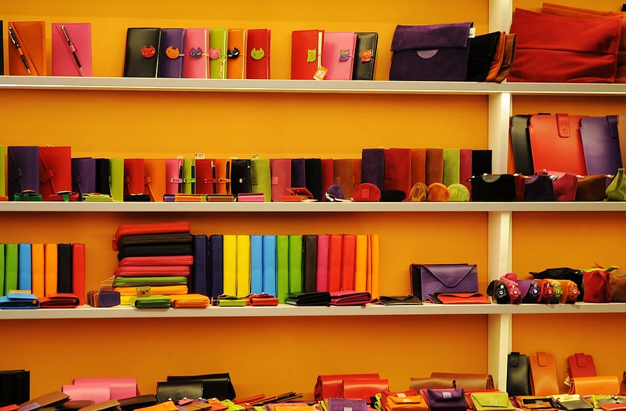 carteiras, blocos de notas, estojos, prateleiras, cores, loja, mercadoria, prateleira, grande grupo de objetos, escolha