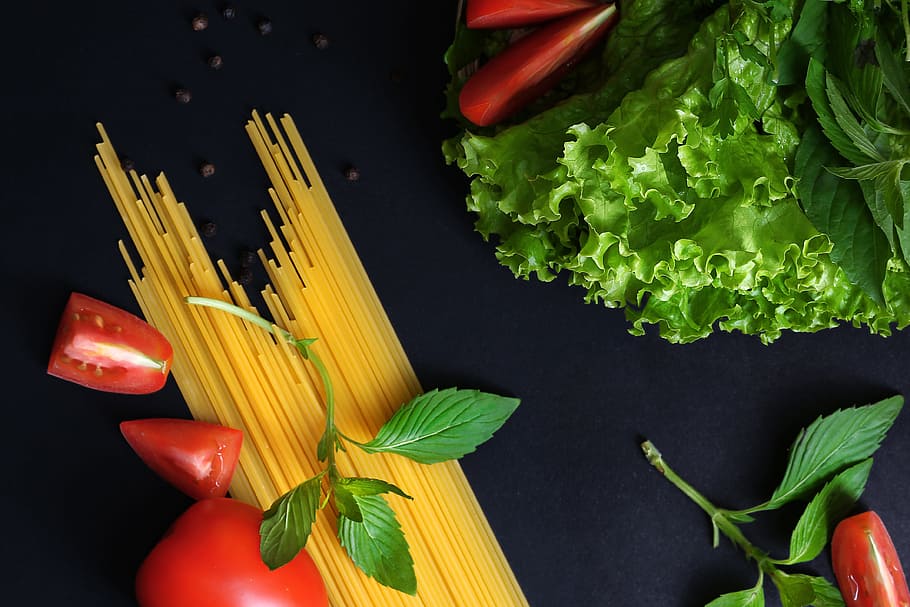macarrão espaguete cru, comida e bebida, macarrão, vegetais, alimentação saudável, comida, bem-estar, tomate, frescura, comida italiana