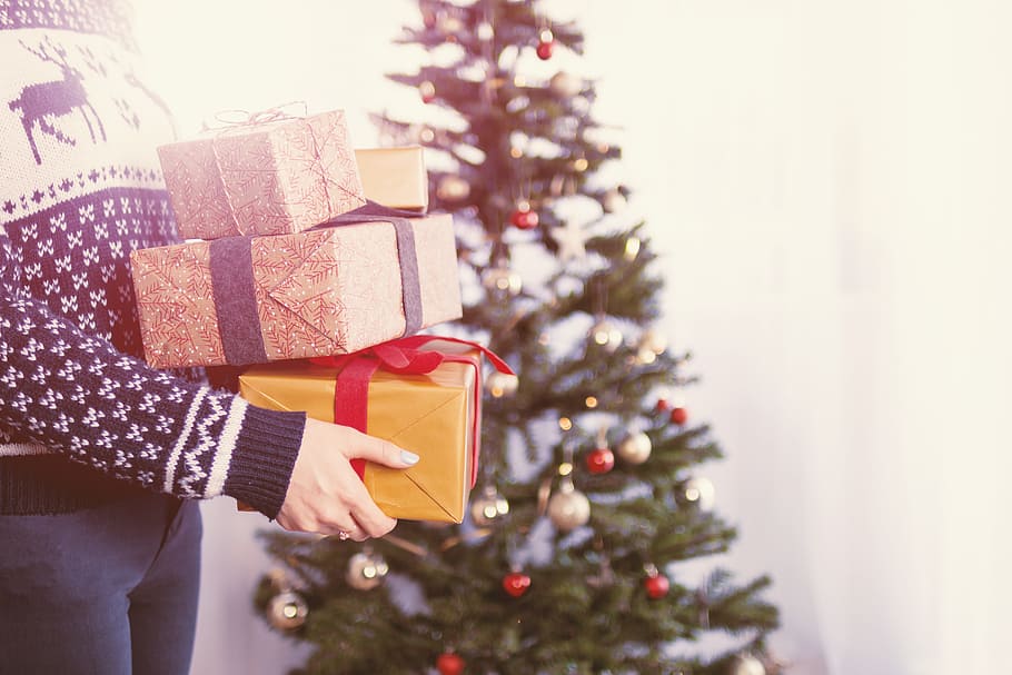 mulher, mãos de mulher, segure, caixas de presente de natal, caixas., alegre, natal, celebração, feriado, presente