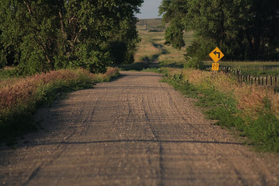 rural, nebraska, estrada de cascalho, condado de keya paha, sinal de estrada, limite de velocidade, árvore, plantar, caminho a seguir, direção