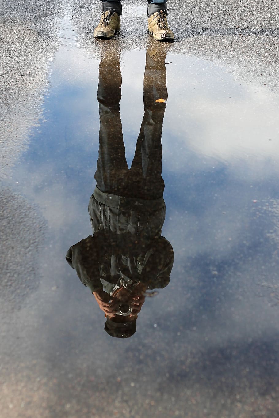 homem, fotografado, água, poça, espelhamento, chuva, reflexão, molhado, fora, asfalto