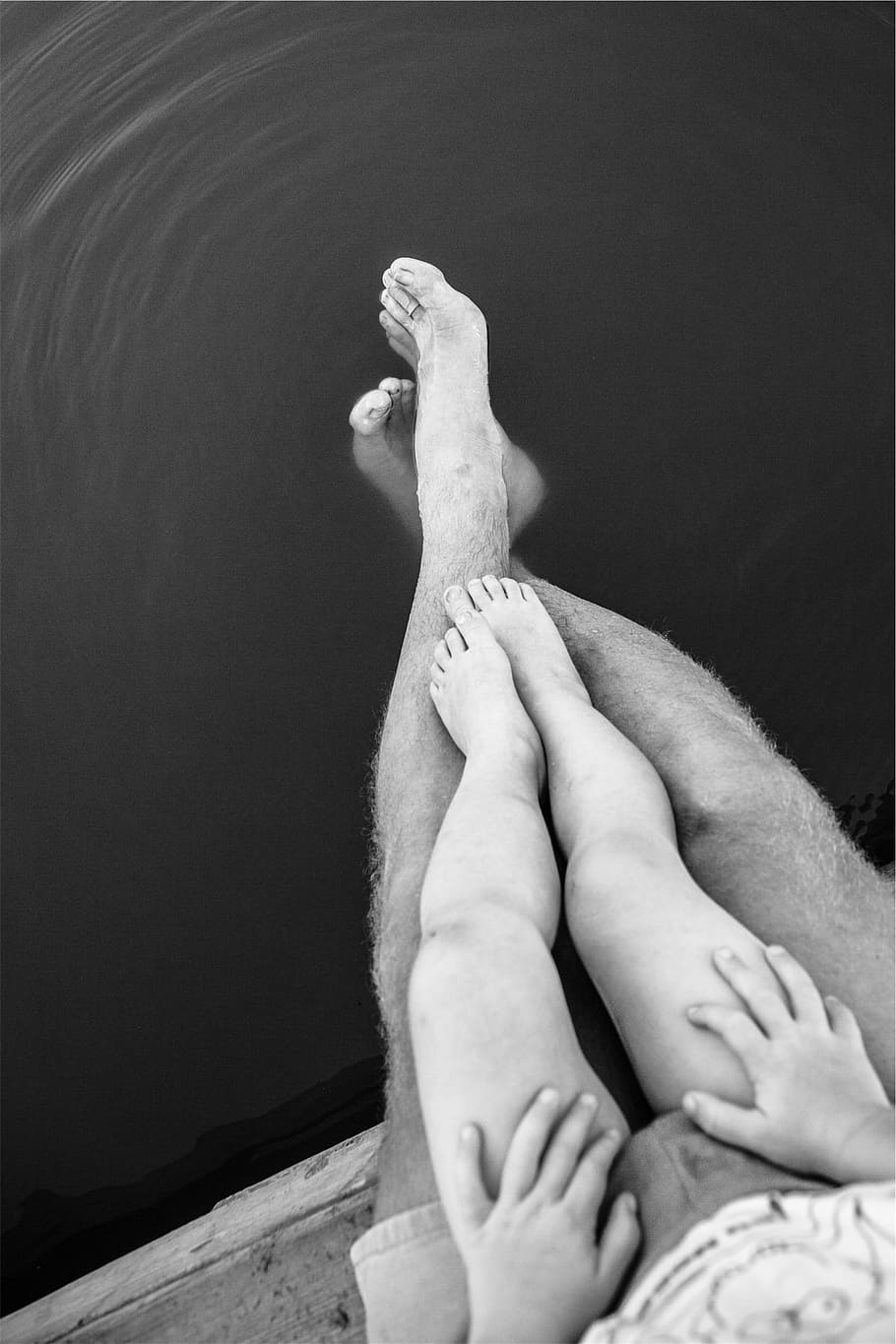 pernas, pés, mãos, bermudas, pai, criança, água, preto e branco, parte do corpo humano, pessoas reais