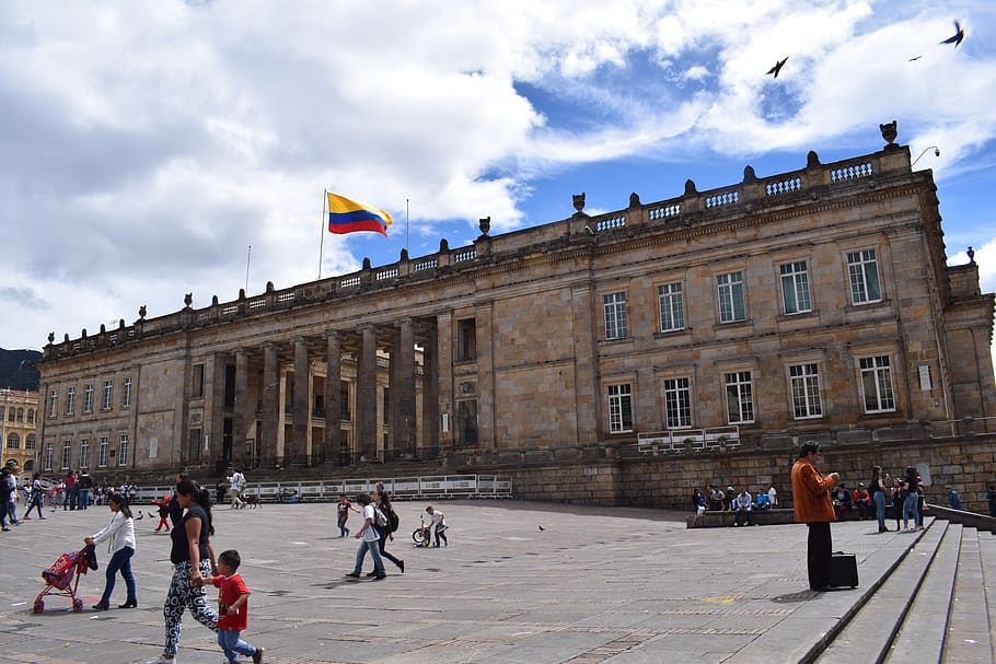 Bogotá, ciudad, Colombia, arquitectura, capital, estructura construida, exterior del edificio, bandera, grupo de personas, cielo