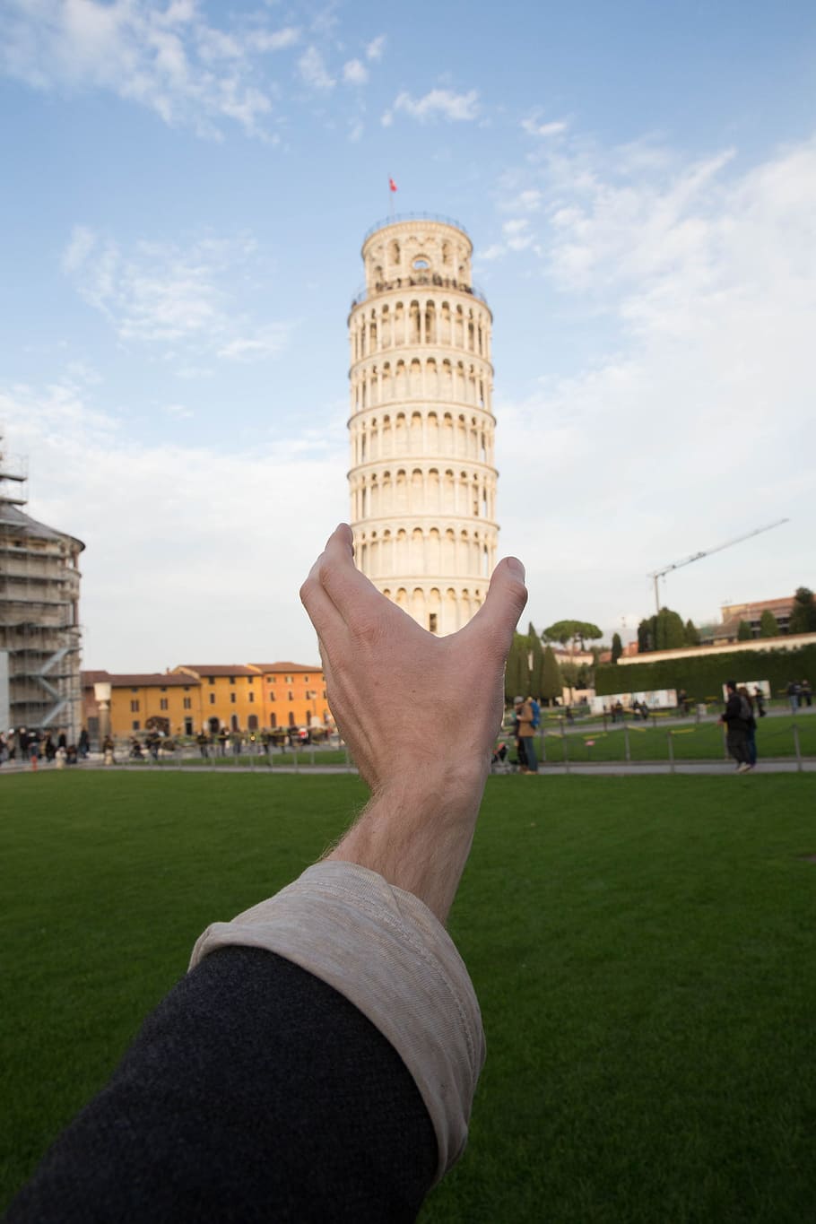 fotografía en perspectiva, mano, sosteniendo, inclinada, torre, pisa, italia, arco, arquitectónico, arquitectura