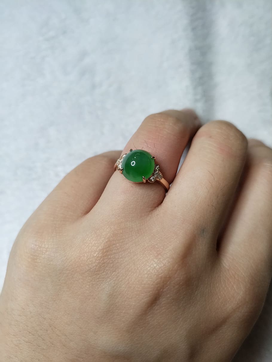 jade, verde, anillo de jade, joyas, esmeralda, mano humana, parte del cuerpo humano, mano, una persona, parte del cuerpo