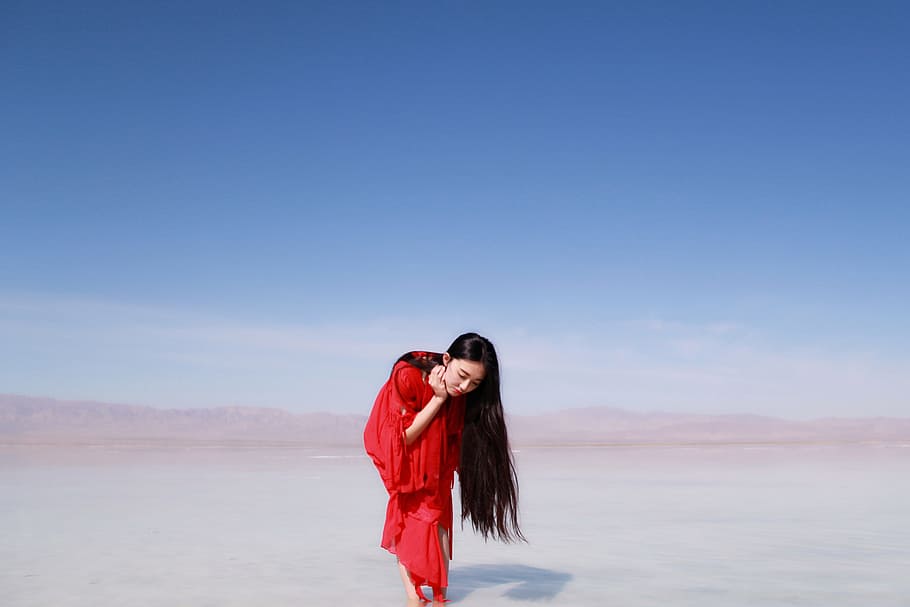 mulher, lago de sal, fashionLandscapePeople, sozinho, china, distância, hD Wallpaper, solitário, cabelos longos, vermelho