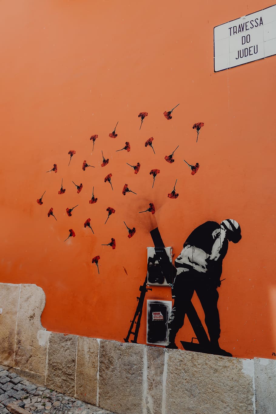 arte de rua de lisboa, portugal, arte, arte de rua, europa, lisboa, cor laranja, pássaro, animais selvagens, vertebrado