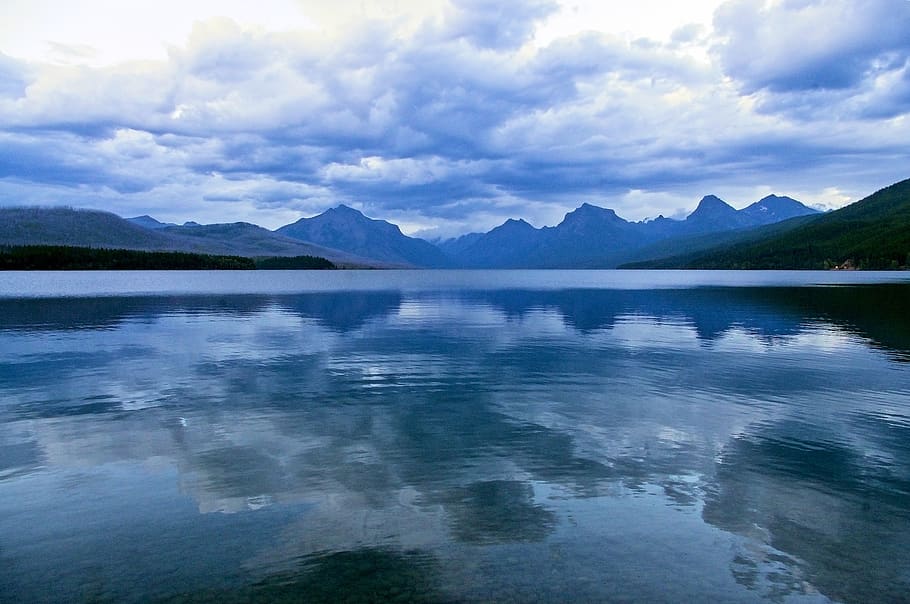 cielo oscuro sobre el lago mcdonald, parque nacional glacier, montana, paisaje, escénico, agua, panorama, montañas, naturaleza, reflexión