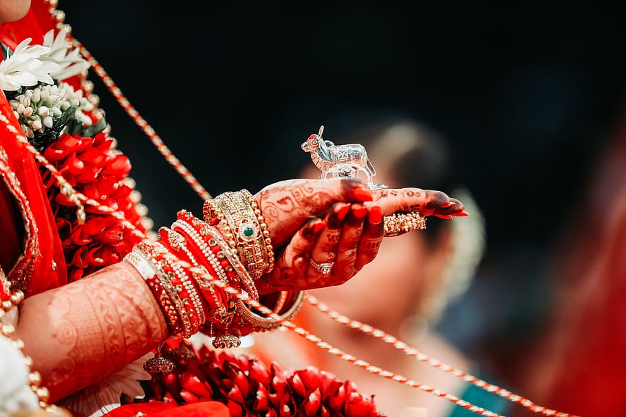 pernikahan India, tradisional, pernikahan, pengantin, tangan manusia, tangan, close-up, bagian tubuh manusia, fokus pada latar depan, memegang