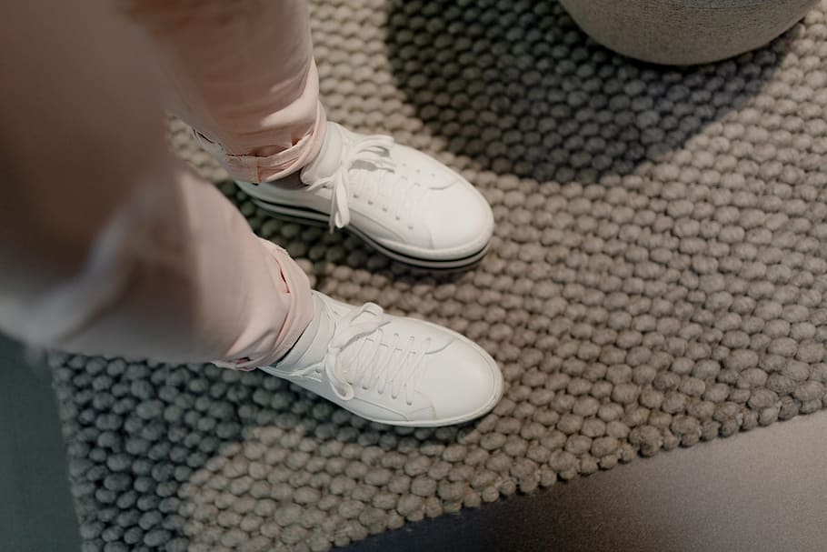 mulher, branco, tênis de forma plana, sapatos de tênis, sapatos, sapatos brancos, forma plana, plataforma, camurça branca, calça rosa