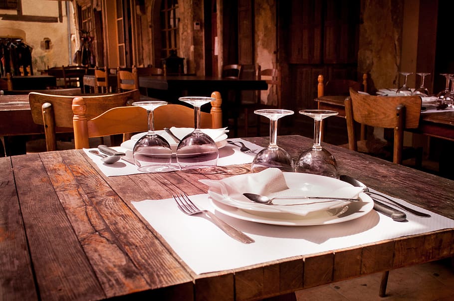 restaurant, tavern, placemats, plates, cutlery, utensils, forks, knives, spoons, glasses