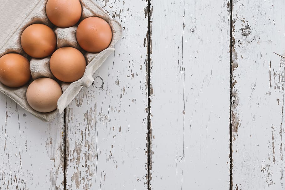 tampilan close-up, telur ayam, kotak telur, putih, kayu, latar belakang, telur, makanan, makanan dan minuman, kesegaran
