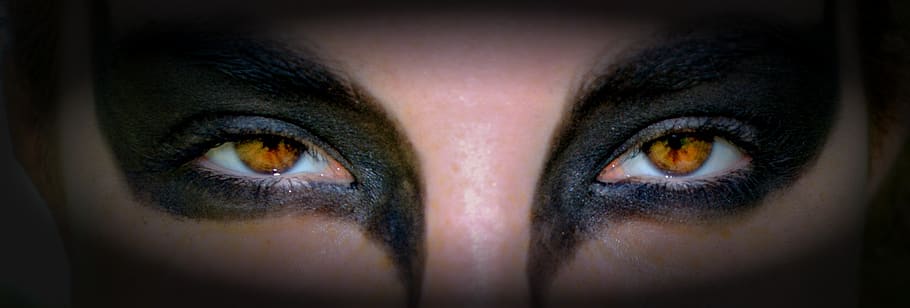 girl werewolf eye makeup