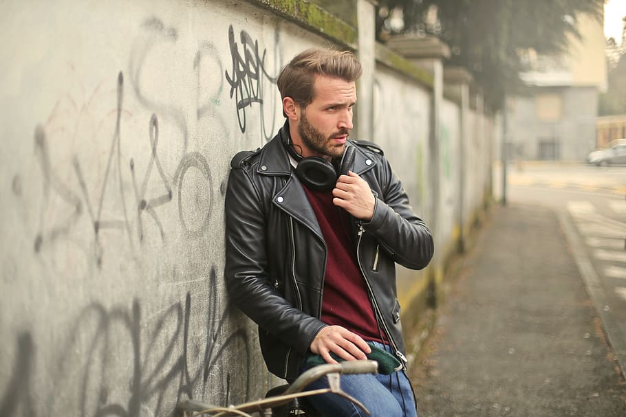 Hombre caucásico, vistiendo, chaqueta de cuero, jeans, bicicleta, 30-35 años, adulto, feliz, chaqueta, inclinada