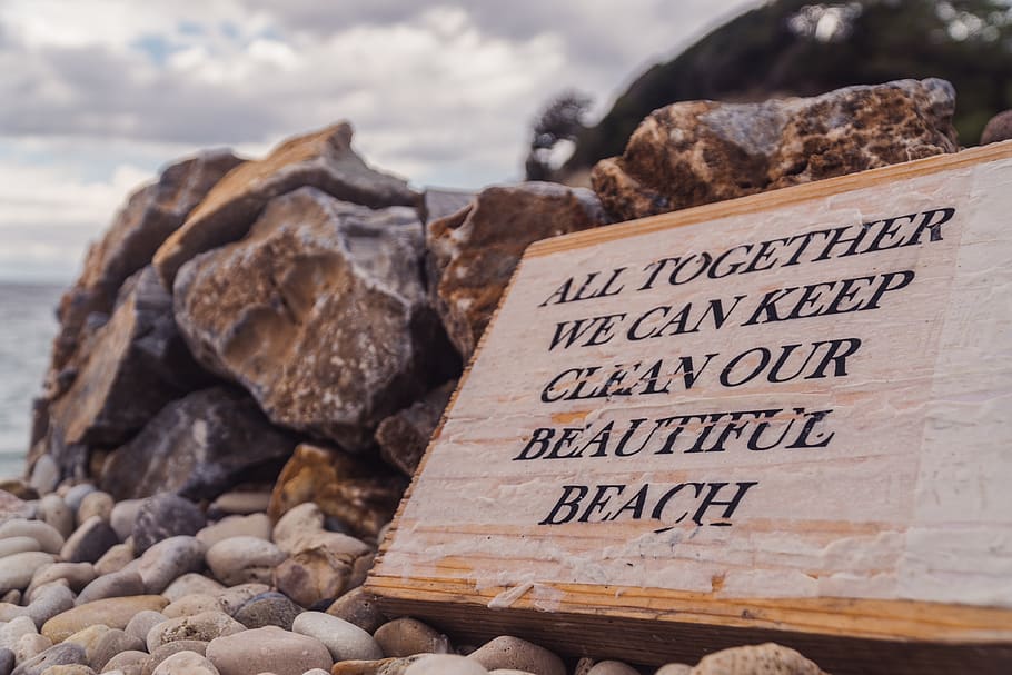 Берега от слова беречь. Знак «пляж». Картинка табличка пляжа. Картинки к слову берег. Счастье надпись на берегу океана картинка.