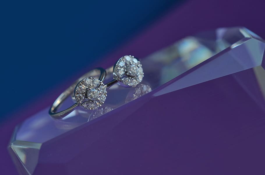 anillos, plata, oro blanco, morado, azul, vidrio, circonita cúbica, matrimonio, compromiso, romance