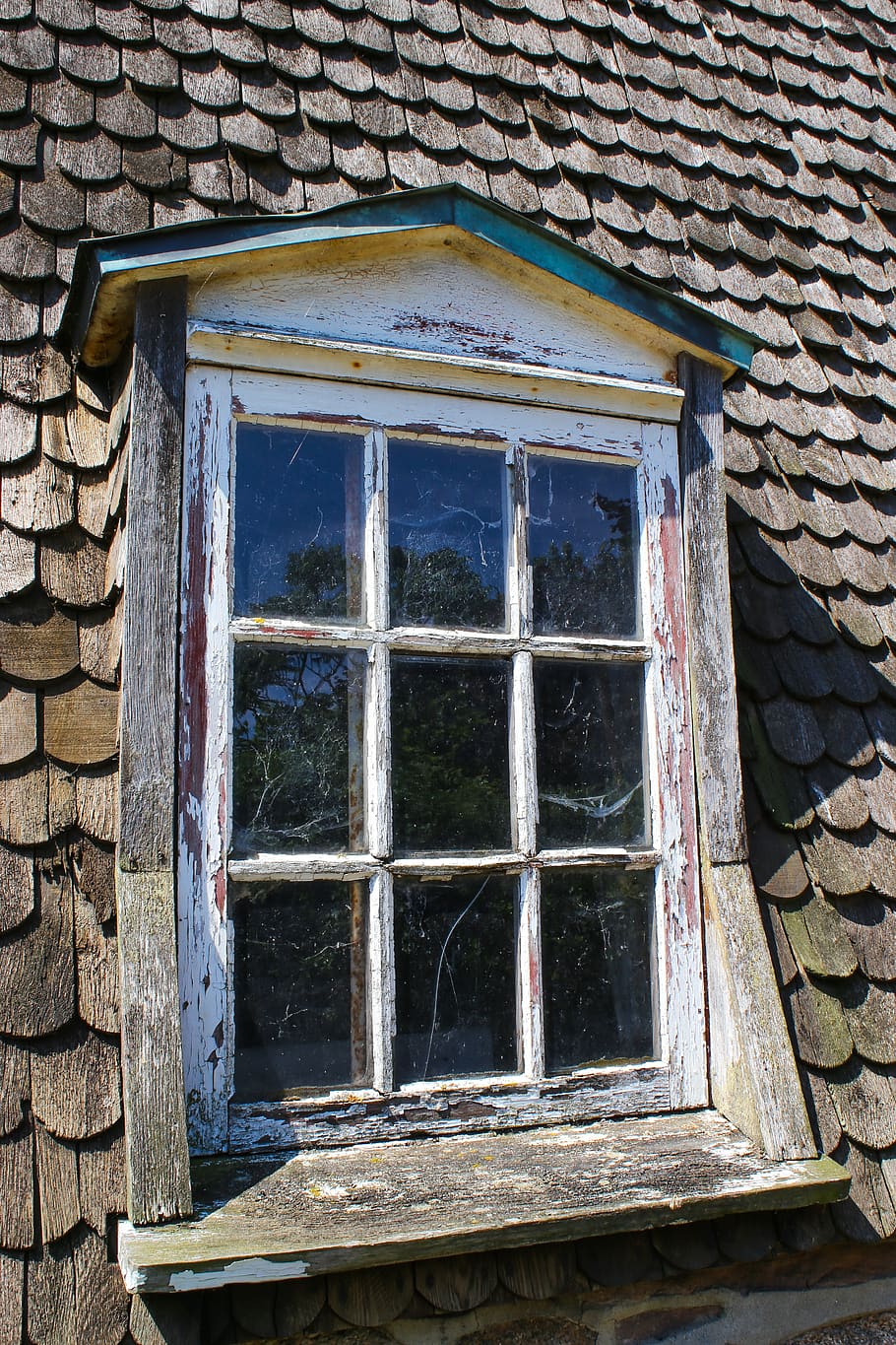 wooden windows, lattice windows, dormer, wood shingles, decay, ruin, dilapidated, lost places, built structure, window