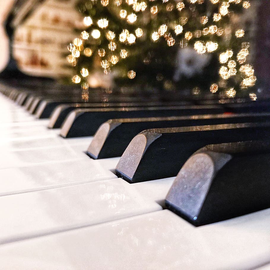 piano, keys, christmas, christmas lights, lights, christmas tree, musical instrument, musical equipment, music, piano key