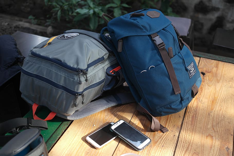 tas travel, perjalanan, petualangan, ransel, istirahat, tas, bagasi, tampilan sudut tinggi, meja, masih hidup