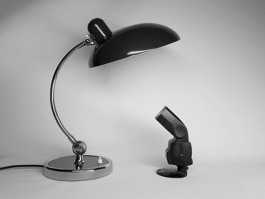 big and small, contradictory, contrast, lamp, light, flash, flash light, technology, indoors, studio shot