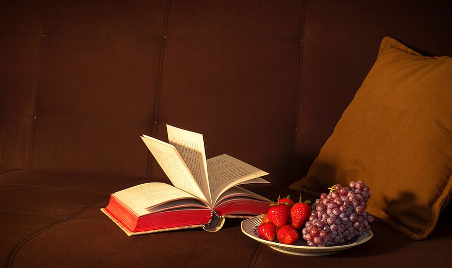 libro y fruta, libro, fruta, uvas, fresas, fresa, comida y bebida, comida, alimentación saludable, baya