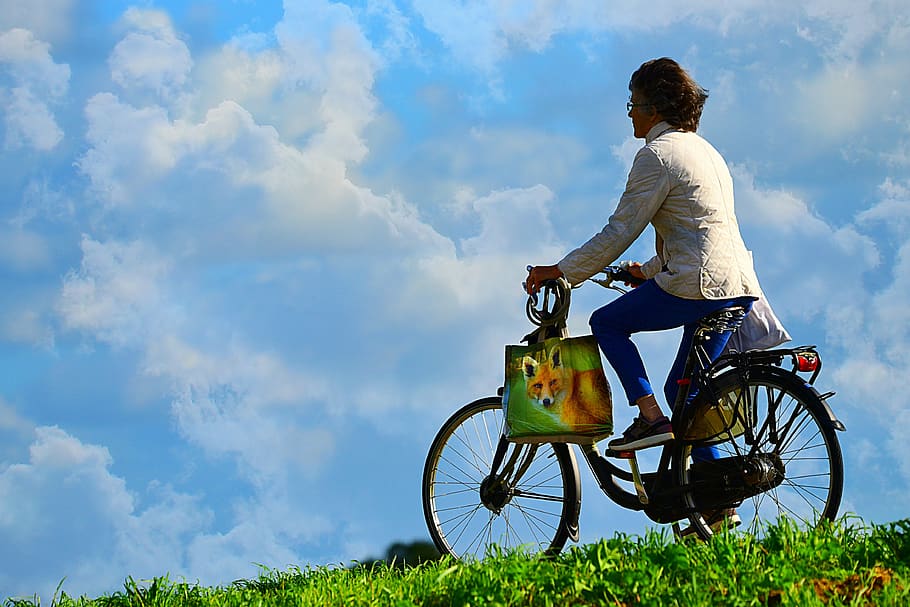 mujer, persona, ciclista, bicicleta, movimiento, esfuerzo, ejercicio, ir a alguna parte, al aire libre, día soleado
