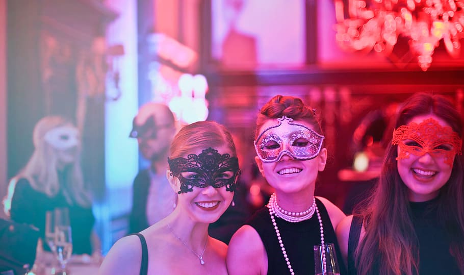 Tres, jóvenes, mujeres, máscaras, posando, sosteniendo, copas de vino, discoteca, 25-30 años, celebración