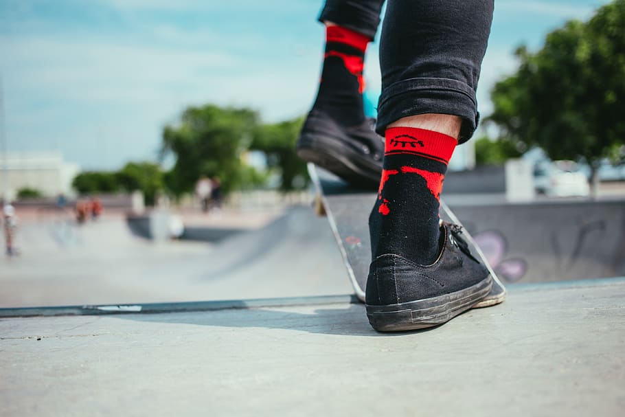 pemain skateboard, mengenakan, hitam, jins, sepatu kets, bersiap-siap, halfpipe, 20-25 tahun, Atletik, Luar Ruangan