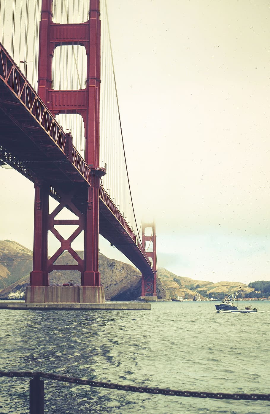 Bajo, ángulo de visión, Golden, Gate Bridge, San Francisco, California, Estados Unidos, América, arquitectura, bahía