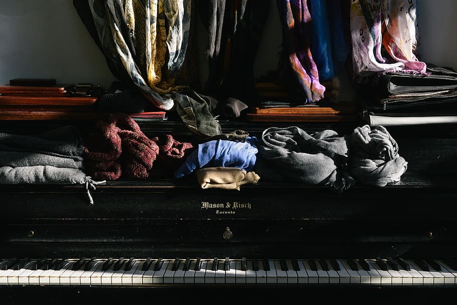 piano, cachecol, lenços, luz solar, chaves, dentro de casa, ninguém, música, grande grupo de objetos, variação