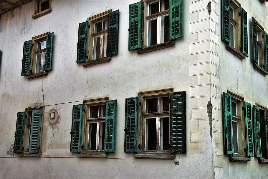 architecture, house, old plaster, the structure of the, window, old, no one, at the court of, okiennica, city