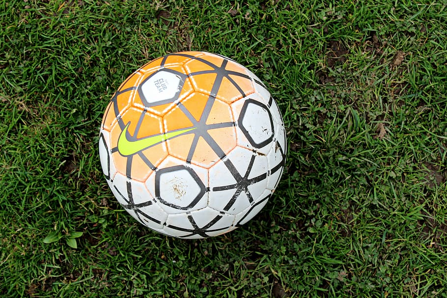 futebol, bola, grama, nike, foto ilustrativa, plantar, cor verde, bola de futebol, esporte de equipe, vista de alto ângulo