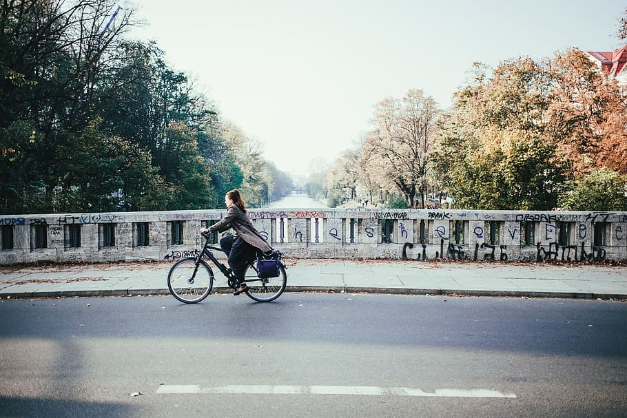 молодой, кавказский, женский пол, велосипедист, мост через реку, зимний день, 25-30 лет, мост, зеленый, шоссе