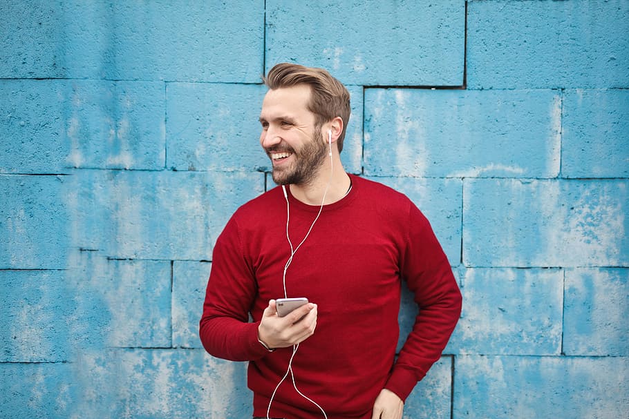 hombre adulto, vistiendo, rojo, suéter, escuchando, turquesa, pared de ladrillo, 30-35 años, Adulto, Cable