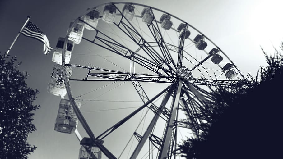 rueda de la fortuna, rueda grande, parque de atracciones, atracciones, bandera, blanco y negro, monocromo, paseo en el parque de atracciones, vista de ángulo bajo, cielo