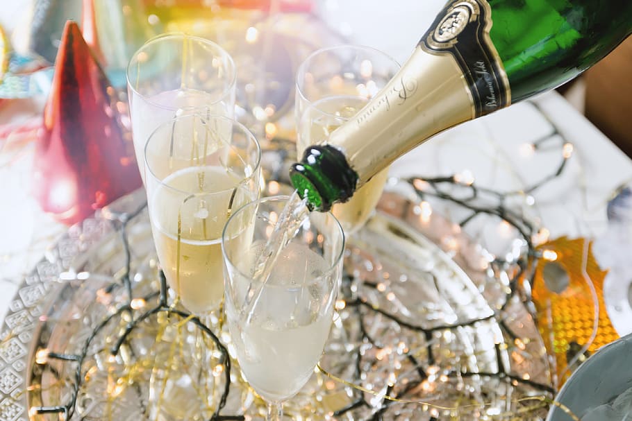 celebração !, derramando, champanhe, taças., feliz, novo, ano!, garrafa, vinho, refresco
