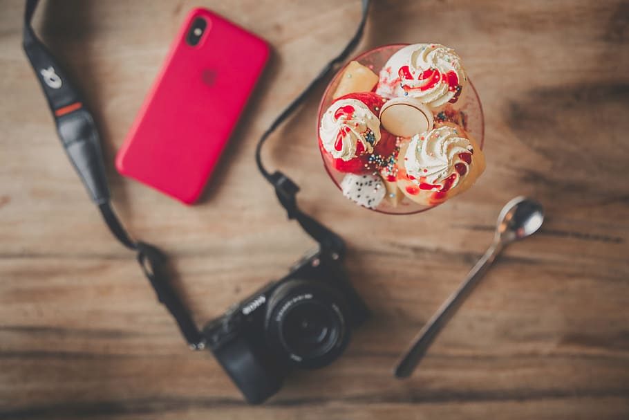 sobremesa, câmera, telefone, tecnologia, fotógrafo, fotografia, mesa, madeira, vermelho, sorvete