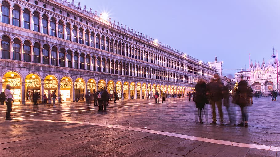 plaza san marco, venecia, noche, arquitectura, ciudad, exterior del edificio, estructura construida, grupo de personas, destinos de viaje, iluminado