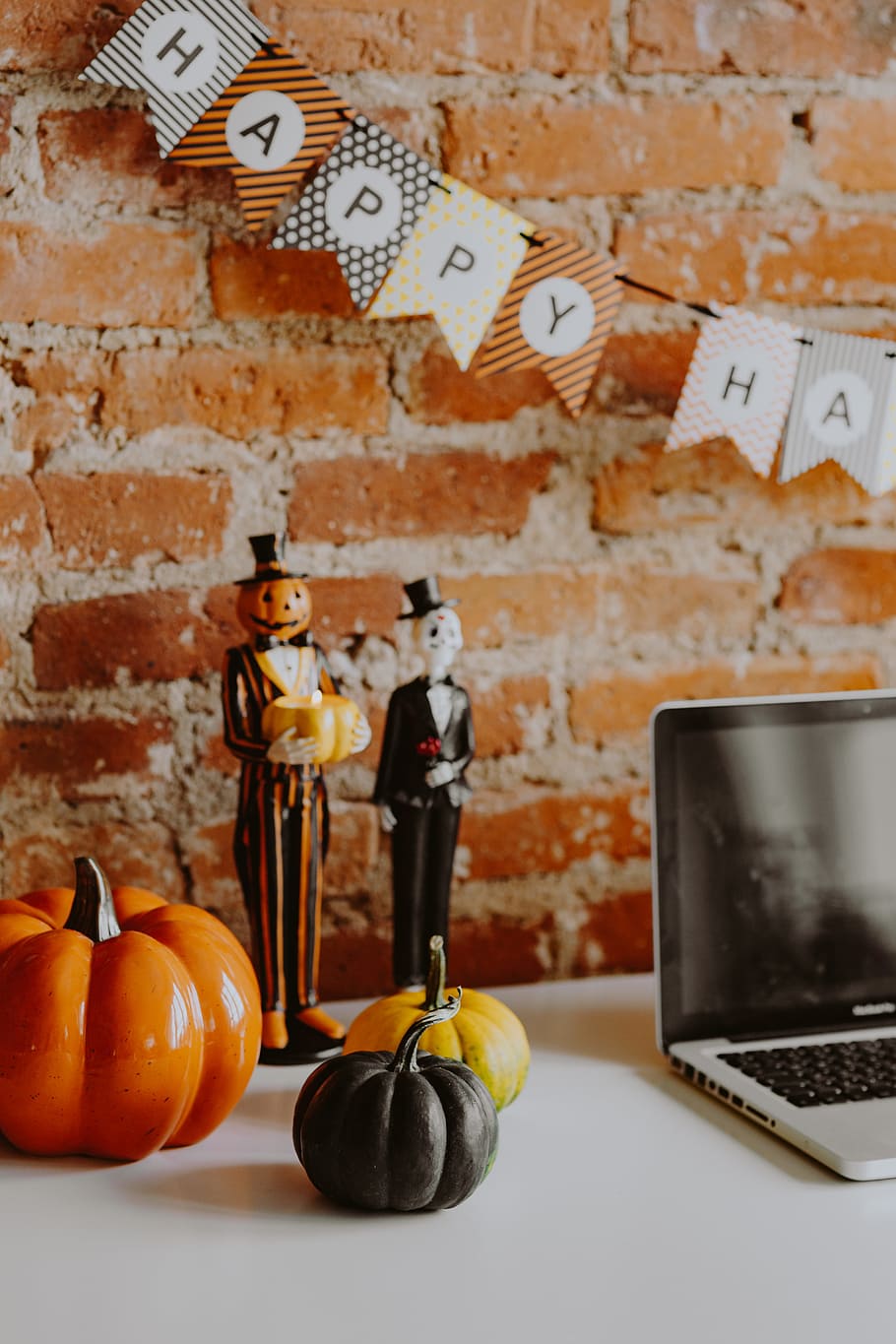 escritorio, computadora portátil, y, decoraciones de halloween, halloween, ladrillo, pared de ladrillo, otoño, espacio de trabajo, lugar de trabajo