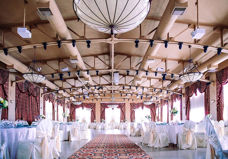 elegante, salón de bodas, bien, arreglado, mesas, sillas, celebración, ceremonia, decoración, comedor