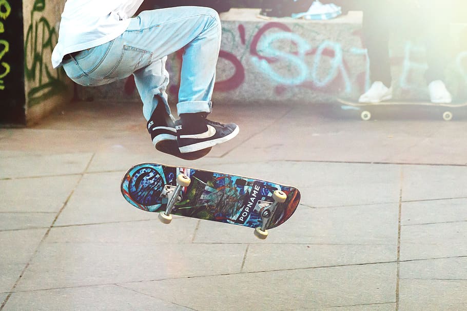 pemain skateboard, trik, skate, taman, satu orang, bagian rendah, skateboard, gaya hidup, orang sungguhan, pakaian kasual