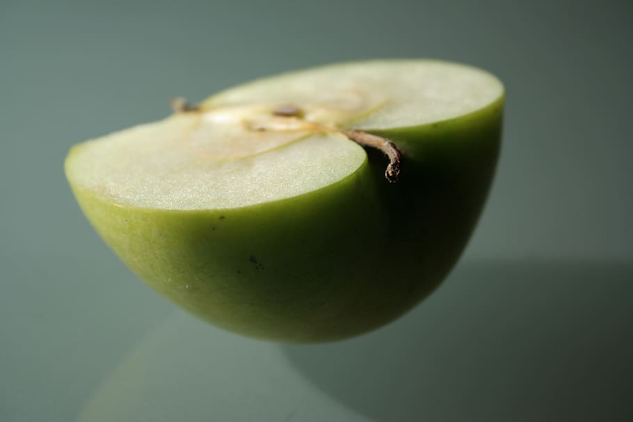 manzana, mitad, manzana verde, fruta, foto de estudio, fondo de color, color verde, comida y bebida, comida, frescura