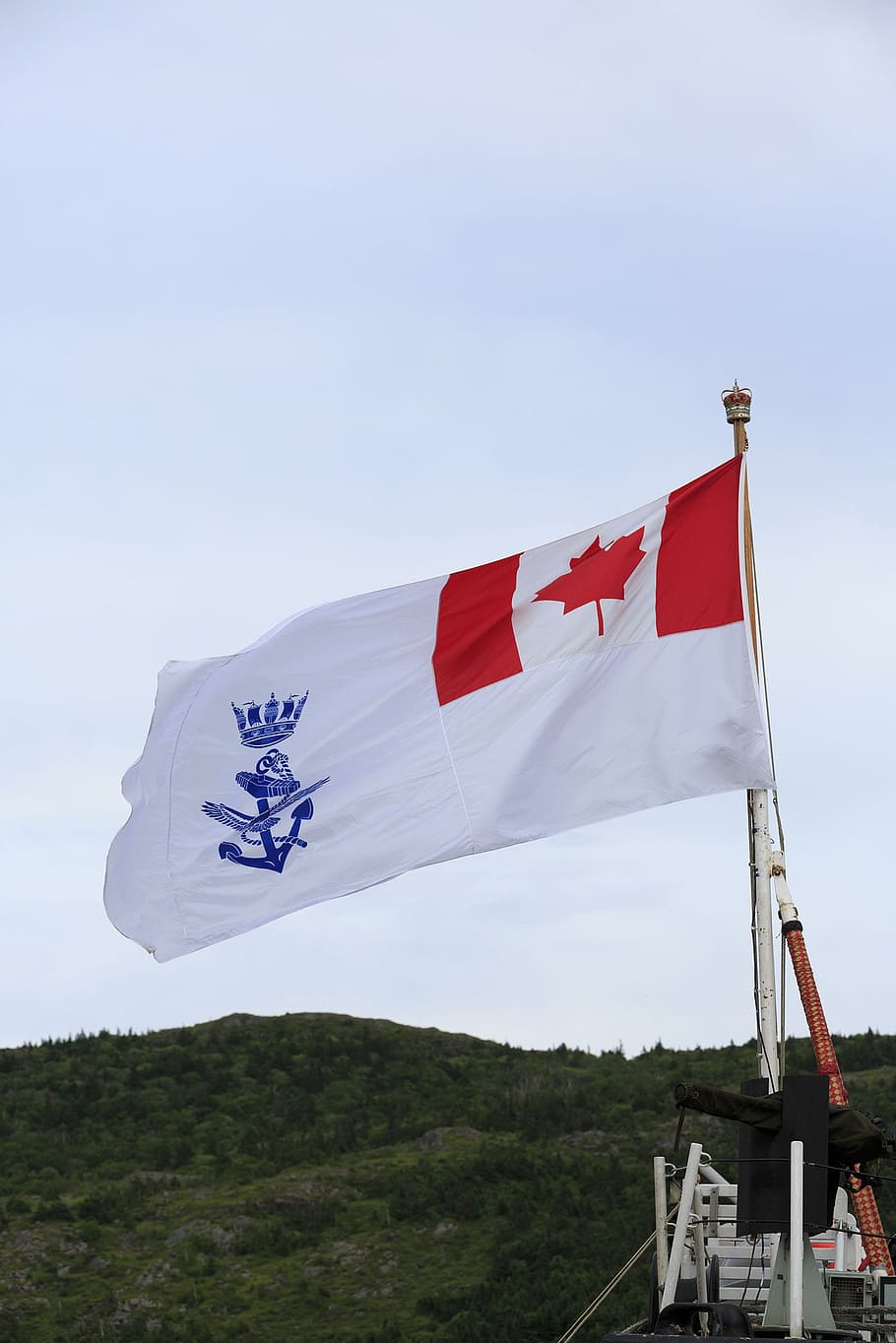 San Juan, Terranova, Labrador, Canadá, -, 13 de julio de 2017. bandera, canadiense, naval, barco, al regresar